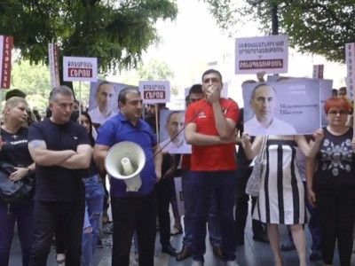 Armenia ex-President Kocharyan supporters protest outside government building