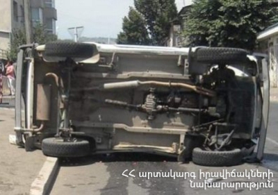 Խնձորեսկում մեքենան շրջվել է. վատառողջ ուղեւորն արգելափակվել է ներսում