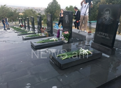 ՀՅԴ երիտասարդական միության անդամները «Եռաբլուր» զինվորական պանթեոնում մոմավառություն են իրականացնում (ֆոտո)