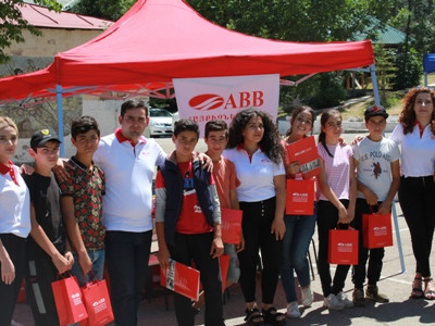 Ժպիտներ եւ գույներ. «Հայբիզնեսբանկը» մասնակցեց «Հաշտ ճամբար» ծրագրին (ֆոտո)
