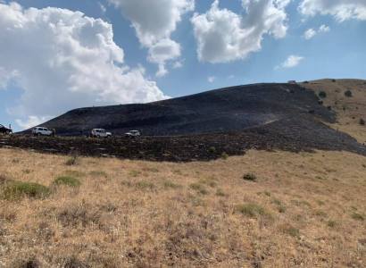 Խոշոր հրդեհ է բռնկվել Ագարակաձոր եւ Գնշիկ գյուղերի հարակից լեռներում (ֆոտո)