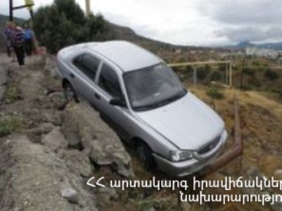 Փրկարարները ձորակի եզրին կախված ավտոմեքենան դուրս են բերել ճանապարհի երթևեկելի հատված