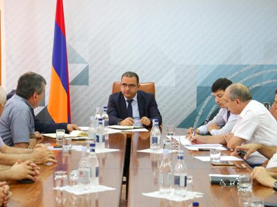 Էկոնոմիկայի նախարարը հանդիպել է մսամթերք արտադրող ընկերությունների ներկայացուցիչների հետ