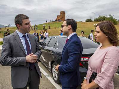Armenia deputy PM has “short meeting” with Karabakh minister of state (PHOTOS)