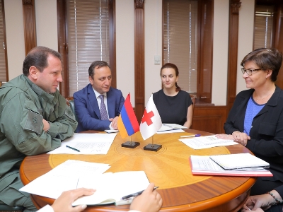 Armenia Defense Minister receives ICRC representatives