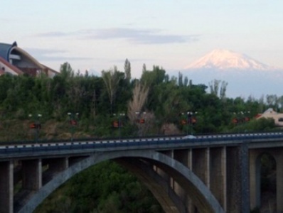 Ոստիկանները Կիեւյան կամրջի վրա կանխել են ինքնասպանության 2 փորձ