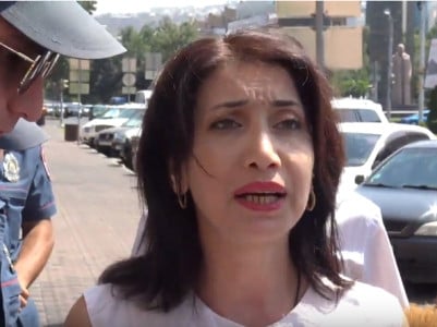 Սոնա Աղեկյանն աջակիցների հետ ավելներով քաղաքապետարանի դիմաց է