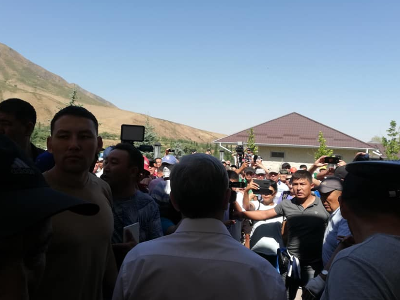 Աթամբաեւի աջակիցները հավաքվել են Ղրղզստանի նախագահի նստավայրի մոտ. պահանջում են նրա հրաժարականը