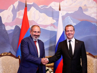 Armenian PM holding meeting with his Russian counterpart in Kyrgyzstan