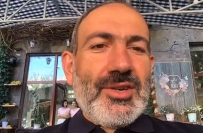 Կիրակնօրյա զբոսանք. Նիկոլ Փաշինյանը տիկնոջ հետ շրջում է Գյումրիում (վիդեո)