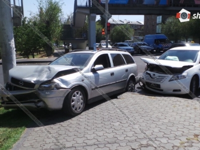 Երեւանում բախվել են Opel Astra եւ Toyota Camry մակնիշի ավտոմեքենաները. կա 3 տուժած