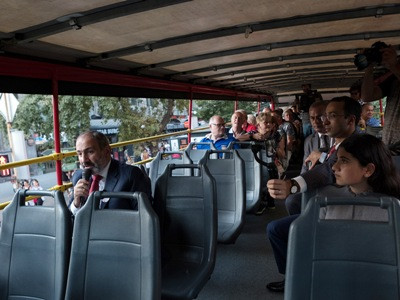 Armenia PM surprises tourists visiting Yerevan, gives them a city tour