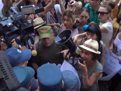 Pro-Amulsar protesters cannot enter government building