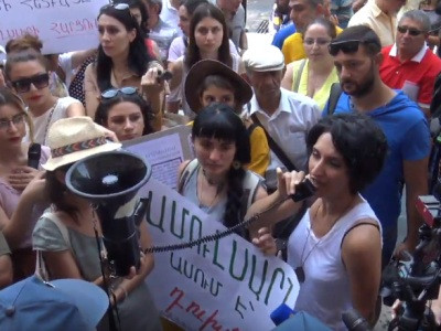 Demonstrators against Amulsar mine operation call on Armenia government members not to hide behind police