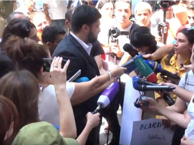 Head of Armenia Deputy PM Office talks to protesters against Amulsar gold mine operation