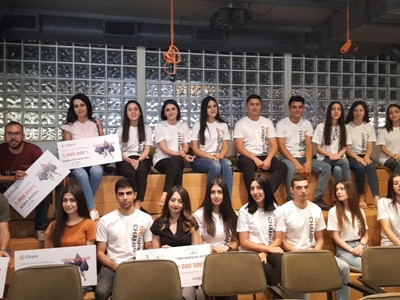IDBank-ը 5 ուսանողի 1-ական մլն դրամի չափով կրթաթոշակ է շնորհել (ֆոտո)