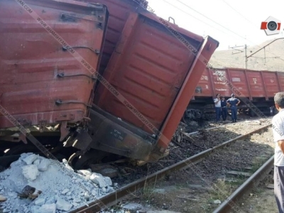 Հրազդանում հանքանյութով բեռնված 9 վագոններ դուրս են եկել երկաթգծից եւ թեքվել (ֆոտո)