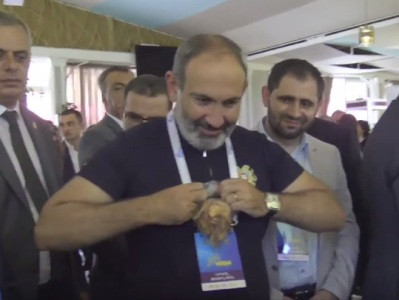 «Չարը խափանվեց». Փաշինյանը չկարողացավ բացել խնձորի չիպսի տուփը, այն պատռվեց ու թափվեց գետնին