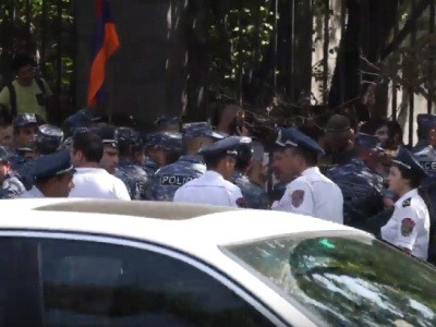 Բաղրամյան պողոտայում ոստիկանները ուժ կիրառելով բերման են ենթարկում բնապահպաններին. ակտիվիստին գետնին տապալեցին