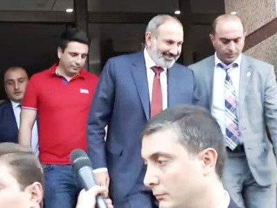 Pashinyan to reporters after meeting on Amulsar issue: Glad to see you!