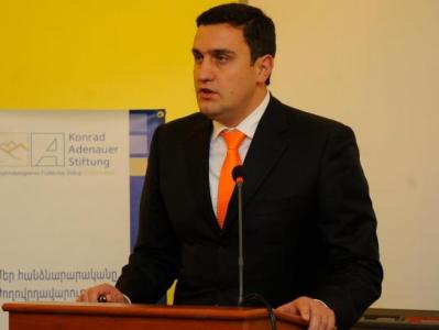 Խորհրդարանական մեծամասնությունը կանգնած է փլուզման եզրին․ Արթուր Ղազինյան