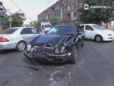 Երեւանում բախվել են Mercedes-ն ու Opel-ը. վերջինն էլ բախվել է ծառին. կան վիրավորներ (ֆոտո)