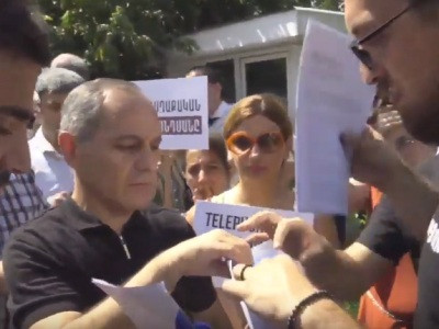 Armenia 2nd President’s supporters hand letter to Italian Embassy