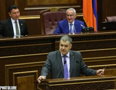 «Հրապարակ». Արմեն Սարգսյանը սկսել է Սերժ Սարգսյանի մարդկանց իր «տակից» տանե՞լ