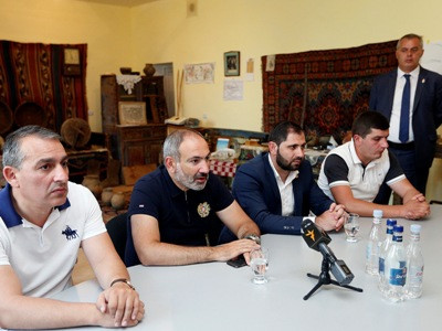 Քանի ստեղ եմ, ճամփեքը փակեք. Փաշինյանը՝ Գորայքի նախկին գյուղապետին