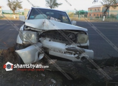 «Զվարթնոց» օդանավակայանի ճանապարհին Mitsubishi-ն բախվել է ծառին եւ տապալել այն․ կա վիրավոր