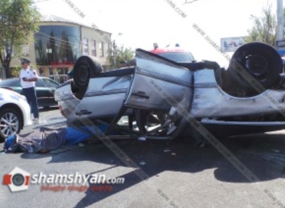 Ողբերգական վթար Երեւանում. բախումից հետո Mercedes-ներից մեկը գլխիվայր շրջվել է. կա 1 զոհ, 1 վիրավոր
