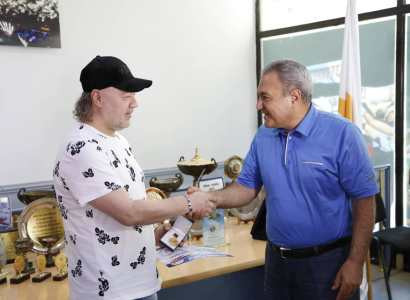 Իշխան Զաքարյանը պարգեւատրել է երգիչներ Թաթա Սիմոնյանին ու Արման Հովհաննիսյանին (ֆոտո)