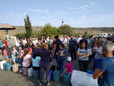 Արճիսի բնակիչների հետ հանդիպման էր եկել մարզպետը եւ հավաստիացրեց, որ այսօր բնակիչները ջուր կունենան. Ճանապարհը բացեցին