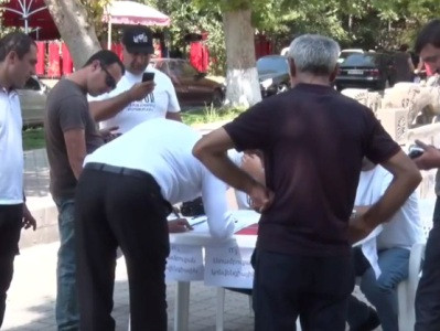 «Ոչ Ստամբուլյան կոնվենցիային» նախաձեռնության անդամները ստորագրահավաք են իրականացնում Էջմիածնում