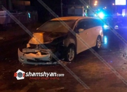 Ավտովթար–հրդեհ Երեւանում. MItsubishi–ն այրվել է