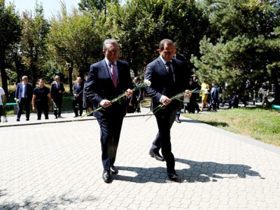 Armenia MOD and FM visit Yerablur Military Pantheon in Yerevan