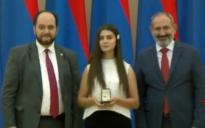 Նիկոլ Փաշինյանը եւ Արայիկ Հարությունյանը հանձնում են «Կենգուրու 2019» մրցույթի հաղթողների մրցանակները