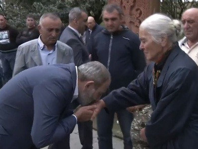 Փաշինյանը ծաղիկներ խոնարհեց Վահան գյուղի զոհված ազատամարտիկների հուշահամալիրում
