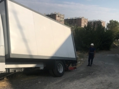 Երեւանում բեռնատարը սահել է դեպի ձորը