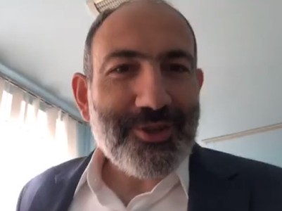Փաշինյանն ուղիղ եթերով ցույց է տալիս իր դպրոցը Իջեւանում