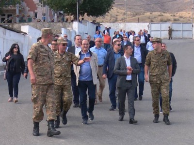 Արցախում գտնվող ՀՀ դեսպանները եւ դիվանագիտական ներկայացուցչությունների ղեկավարները շրջայց են կատարել զորամասում