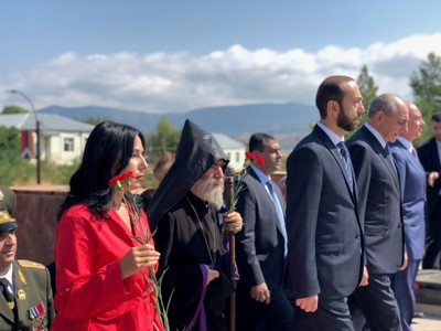 Բակո Սահակյանն այցելել է Ստեփանակերտի հուշահամալիր. Միջոցառմանը մասնակցել է Արարատ Միրզոյանը (ֆոտո)