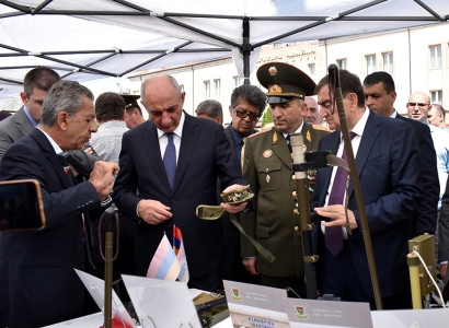 Ստեփանակերտի Վերածննդի հրապարակում անցկացվել է ռազմական տեխնիկայի եւ սպառազինության ցուցահանդես (ֆոտո)