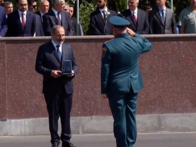 Armenia’s Pashinyan hands awards to emergency ministry personnel