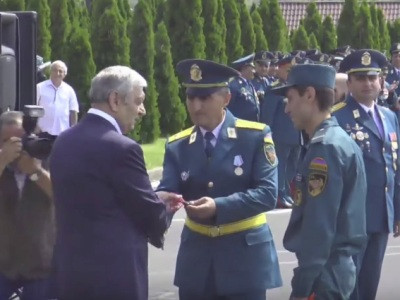 «Հավեսի չընկնեք հանկարծ». Ֆելիքս Ցոլակյանը վթարի ենթարկված ԱԻՆ աշխատակիցներից 2-ին մեքենա նվիրեց