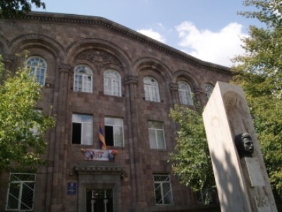 Դպրոցի պահակը 6-ամյա երեխային դպրոցից դուրս հանելու նպատակով գցել է նրան հատակին եւ քարշ տվել
