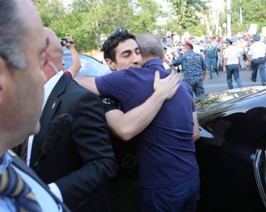 «Ժամանակ». Քոչարյանին մի կողմից՝ դատում են, մյուս կողմից՝ հովանավորում նրա ընկերությանը