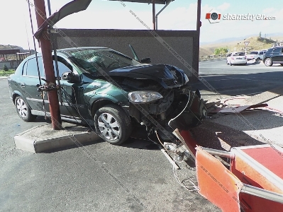 Կոտայքի մարզում Opel-ը մխրճվել է գազալցակայանի լիցքավորման սարքի մեջ եւ փլուզել պաշտպանիչ պատը. կա վիրավոր