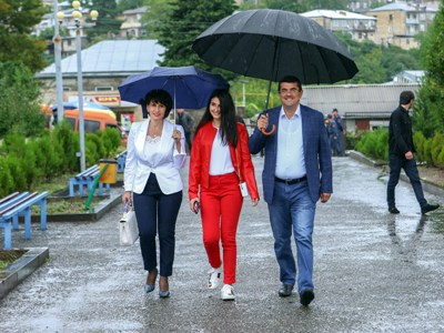 Ավանդույթի համաձայն, ընտանիքիս հետ եմ ընտրատեղամաս այցելել. Արայիկ Հարությունյան (ֆոտո)