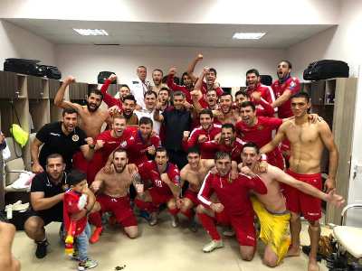 Արթուր Վանեցյանը տղաների հետ տոնում է հաղթանակը (ֆոտո)